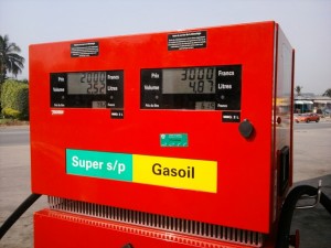 Article : « Lutte contre la vie chère » : nouvelle hausse du prix du carburant