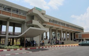 pr&eacute;sidence de l'universit&eacute; F&eacute;lix Houphou&euml;t-Boigny &agrave; Abidjan (C&ocirc;te d'Ivoire), par Serein (Wikimedia Commons)