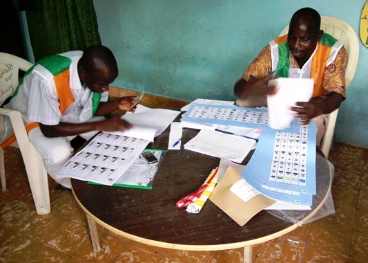 Agents de la CEI oisifs un bureau de vote (@kingsuy)